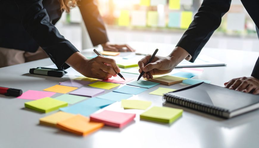 Post it et personnes en train de discuter